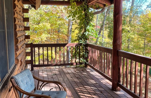 Sleepy Hollow Cabin | Charming log cabin by Berkeley Springs w/hot tub!