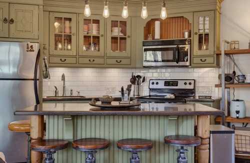 Blanchard House | Charming Modern‑Rustic Retreat with a Chef’s Kitchen