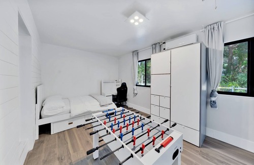 Ludlam House | Charming Nature Farmhouse Getaway – Spacious, Peaceful, Relaxing