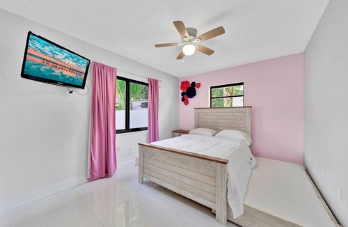Ludlam House | Charming Nature Farmhouse Getaway – Spacious, Peaceful, Relaxing