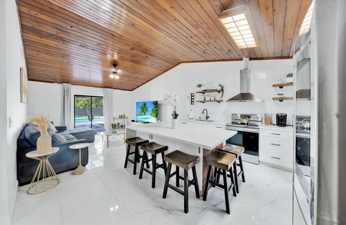 Ludlam House | Charming Nature Farmhouse Getaway – Spacious, Peaceful, Relaxing