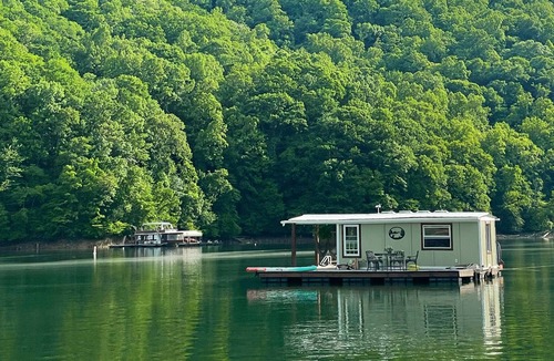 Fontana Dam Boat Rental | Charming off-grid Floating Cabin / Houseboat on Lake Fontana