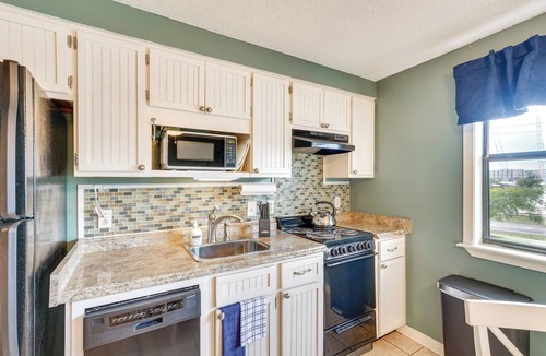 Gulf Lagoon Beach Apartment | Charming Panama City Studio w/Community Pool!