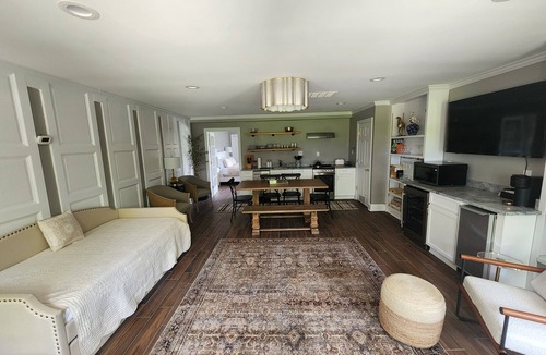 Warrenton Apartment | Charming Presidential Suite with full kitchen - The Inn at Black Horse Manor