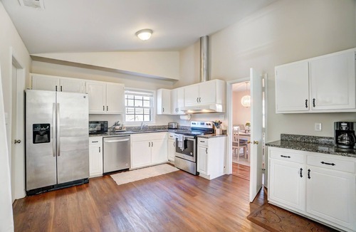 East Forest House | Charming private southern home- pet friendly, King Beds