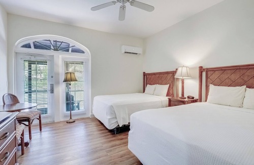 Naples Hotel | Charming Room with 2 Queen Beds Close to Beaches