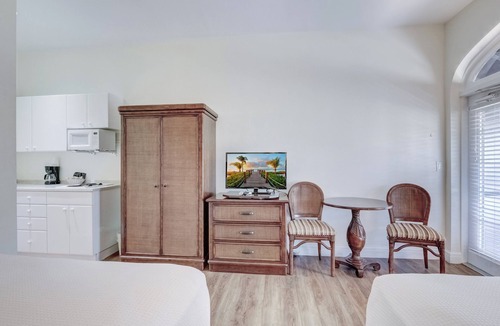 Naples Hotel | Charming Room with 2 Queen Beds Close to Beaches