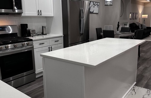 Downtown Baltimore House | Charming Rowhome - Close to Fell's Point, Canton, Inner Harbor & Johns Hopkins