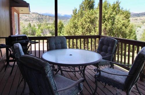 Whitehall House | Charming, Spacious, Contemporary Mountain Retreat