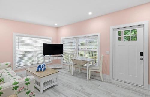 Sanibel Apartment | Charming Suite with Balcony and Bikes at Historic Sandpiper Inn
