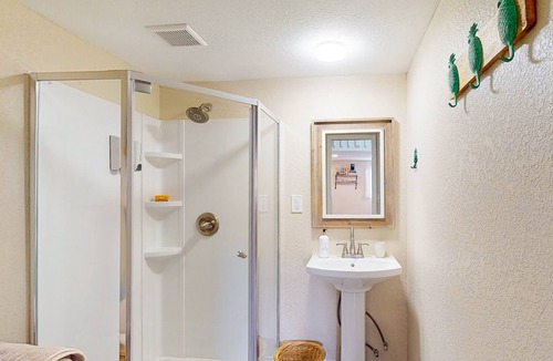 New Port Richey House | Charming tiny home with stock tank pool, grill, & central AC - close to beach