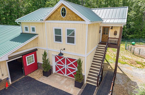 Tate House | Charming Unique Stay surrounded by nature and horses!