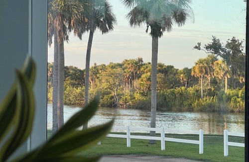 Venice Cottage | Charming Waterside Cottage with River Views in Ramblers Rest