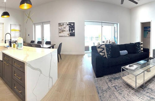 Lake Sarasota House | Cheerful 5-bedroom house with a pool.