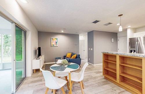 Homosassa House | Cheerful retreat with large patio, full kitchen, LTR welcome