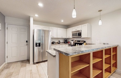 Homosassa House | Cheerful retreat with large patio, full kitchen, LTR welcome
