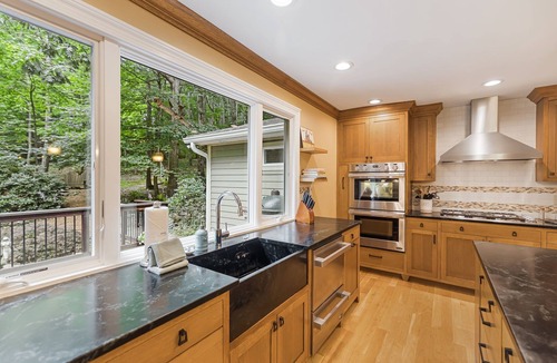 Royal Pines House | Chef’s Kitchen, Fire Pit & Hot Tub | Quiet Escape + Biltmore Pass