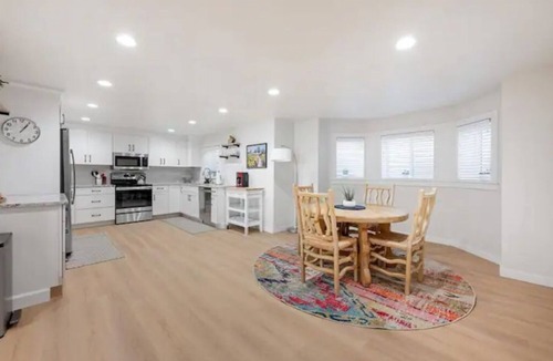 East End House | Chic Downtown Boise Retreat: Modern Apartment