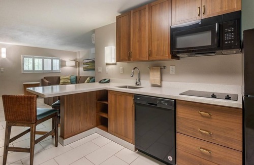 Jekyll Island Hotel | Chic Seaside Suite | Onsite Pool | Free Parking | Free Breakfast | Pets Welcome