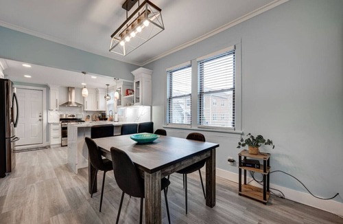 Bucktown Condo | Chic & Spacious Bi-Level Bucktown Condo - Sleeps 8