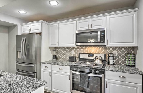 Beechfield Apartment | Chic Townhome w/Deck: 6 Mi to Dtwn Baltimore