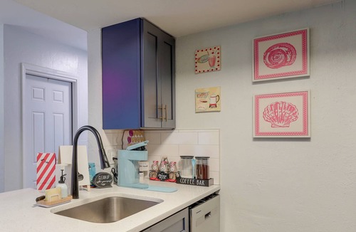 North Beach Apartment | Chic Townhouse w/Hot Tub, 4 Mi to Atlantic Beach!
