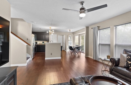 Roselawn Finance House | Cincinnati · Oakley · 5-Bed Home · Extended Stay