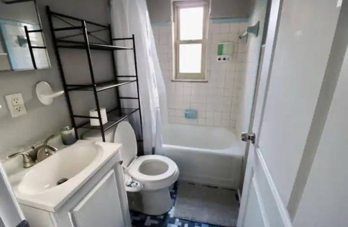 Roselawn Finance Apartment | Cincinnati Themed, Historic Big Sky Apartments!