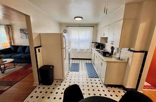 Westwood Apartment | Cincy Furnished Stays Blue Elegance 1Bdrm Apt 15 Min to UC Medical