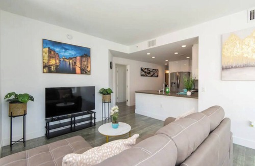 Historic Core Apartment | City Skyline Views 3-Bed High-rise Apartment w/Pool, Spa & Rooftop Views