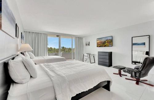 Galt Mile Apartment | City View Efficiency