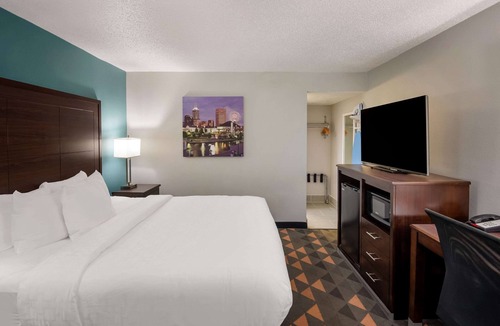 Castleton Hotel | Clarion Pointe Indianapolis Northeast
