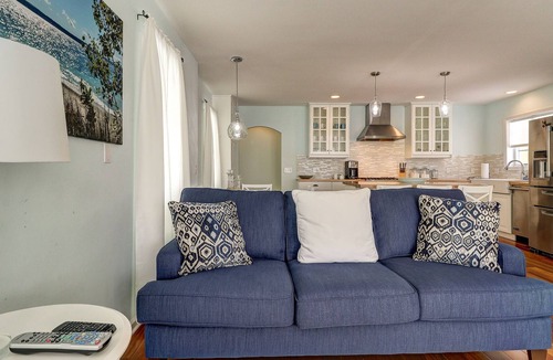 Harbor Springs Condo | Classy condominium with patio and balcony - near the lake!