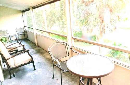 Gulf Gate Estates Condo | Close to Siesta Key. Screened Large Patio. 2 King beds. Sarasota 2Br Condo. WiFi