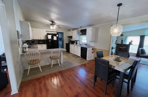 The Point House | "Coastah" GEM JACUZZI TUB FIREPIT/GRILL LG Fenced Yard Short drive to Beaches