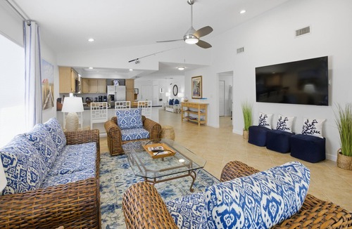 Naples Park House | Coastal Beachy 3+/2, Pool, 5 Bikes, Near Beach, Pet Friendly, Sleeps 8+