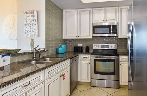 Destin Condo | Coastal chic beachfront condo w/updates & private balcony!