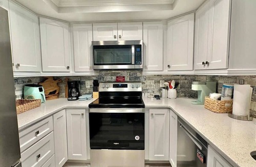 South Beach Condo | Coastal Chic Villa Near Beach & Marina Hilton Head