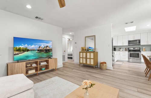 The Meadows Apartment | Coastal Hideaway: 2/1 guest house close to UTC!