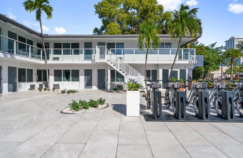 Galt Mile Hotel | Coastal King Suite Stay at Ocean Blvd