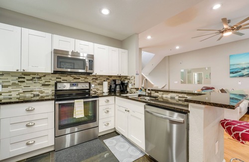 Clearwater Beach House | Coastal 'Sea Side' Townhome - Walk to Beach!
