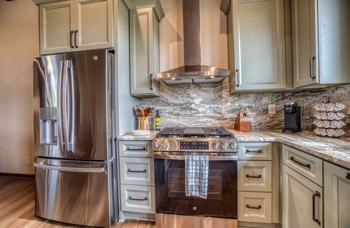 Talking Rock Cabin | Cold Plunge, Sauna, Hot Tub, Vineyards & More