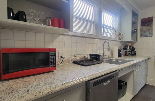 Brighton House | Comfortable 2 BR unit blocks from light Rail stat 15min from downtown/airport