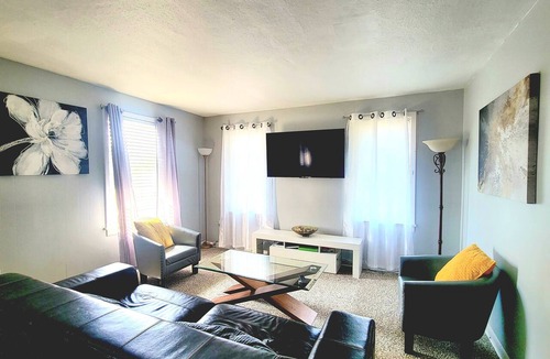 Brighton House | Comfortable 2 BR unit blocks from light Rail stat 15min from downtown/airport