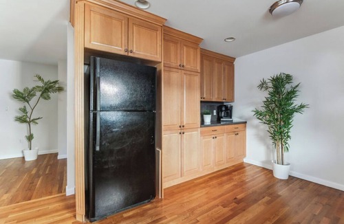 White Plains House | Comfortable 3BR Home/4 Queen Beds/Free Parking/Perfect for Groups