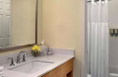 Burlington House | Comfortable Accommodation w/ Free Bfast & Parking, Kitchen, Outdoor Pool!