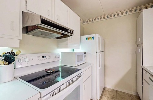 Warren Condo | Comfortable condo with pools, tennis, gym, sauna, & game room