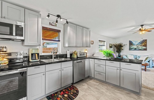 Florence House | Comfortable, Convenient Ranch Retreat