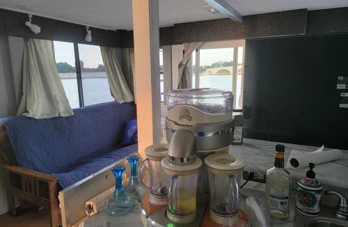 Arlington Boat Rental | Comfortable Houseboat located in DC area with free parking