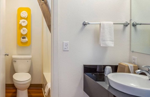Shelby Hotel | Comfortable Queen Room: Free on-site parking, close to local dining options